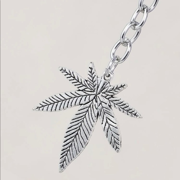 ⭕️ 3/$24 ⭕️ Silver cannabis weed keychain / NWOT - Picture 3 of 3